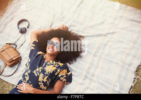 Jeune femme en vue de dessus sur l'extérieur couverture pose afro Banque D'Images