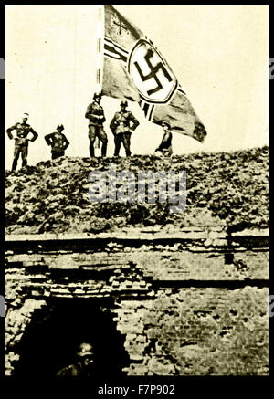 La bataille pour la Westerplatte. Les soldats allemands se tiennent sur une colline en Pologne battant drapeau nazi, prise peu après la première invasion de la Pologne en 1939. Banque D'Images