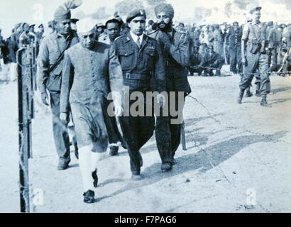 Pandit Jawaharlal Nehru, premier ministre de l'Inde, assiste à l'Enterrement de Mohandas Karamchand Gandhi après qu'il a été assassiné dans le jardin de la Birla House, le 30 janvier 1948. Banque D'Images