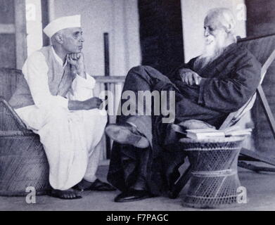 Rabindranath Tagore (1861 - 1941)droite avec Pandit Jawaharlal Nehru, plus tard premier ministre de l'Inde, 1940 Banque D'Images