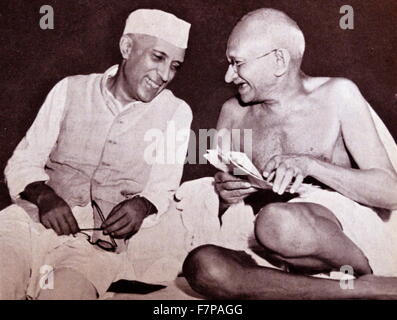 Pandit Jawaharlal Nehru, plus tard premier ministre de l'Inde, (à gauche) avec Mohandas Karamchand Gandhi (1869 - 1948), le principal leader de l'indépendance de l'Inde en mouvement a décidé de l'Inde. Banque D'Images