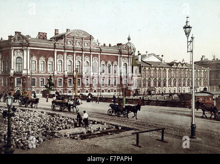 Saint-pétersbourg. Pont et palais de Peterhof Anitschow. Impression couleur photochrom. Photo de pont Anitchkov avec les piétons, chariots, et les hommes portant des pierres en face de Palais Beloselsky-Belozersky. Banque D'Images