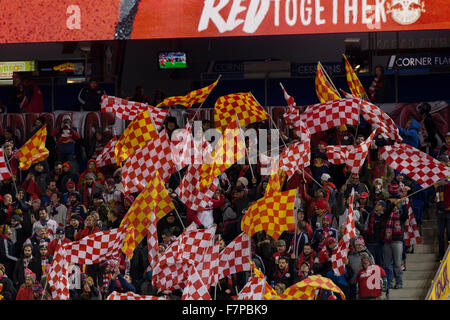 Harrison, NJ USA - Le 29 novembre 2015:Fans de Red Bulls soutenir leur équipe au cours de l'Est Conférence finale entre Red Bulls & Columbus Crew SC Banque D'Images