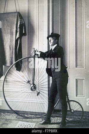 Tirage photographique : albumine, de photographe Frances Benjamin Johnston (1864-1952), de l'auto-portrait habillé comme un homme avec une fausse moustache, posés avec Penny Farthing location, orienté vers la gauche. Banque D'Images