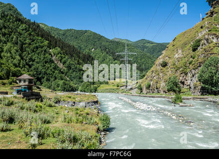 À côté de l'Ingouri route de Mestia town à Ushguli villages dans la région de Svanétie, communauté Géorgie Banque D'Images