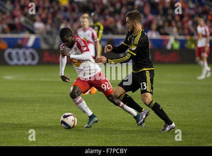 Harrison, NJ USA - Le 29 novembre 2015 : Kemar Lawrence (92) de nouveaux taureaux rouge se bat pour ball avec Ethan Finlay (13) de Columbus Crew MLS SC au cours de l'Est Conférence finale à Red Bull Arena Banque D'Images