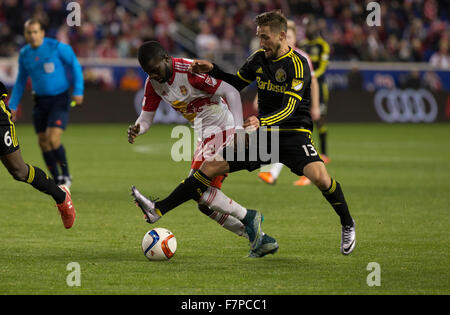 Harrison, NJ USA - Le 29 novembre 2015 : Kemar Lawrence (92) de nouveaux taureaux rouge se bat pour ball avec Ethan Finlay (13) de Columbus Crew MLS SC au cours de l'Est Conférence finale à Red Bull Arena Banque D'Images