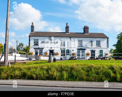 Les rois Lock pub sur le Canal Trent et Mersey Middlewich Cheshire UK Banque D'Images