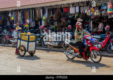 Forfaits de téléphonie mobile à l'œuvre dans les rues de Siem Reap où motor cycles sont les principaux transports Banque D'Images