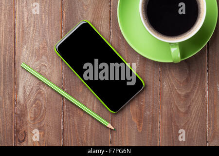 Office de bureau en bois avec smartphone et tasse à café. Vue d'en haut Banque D'Images
