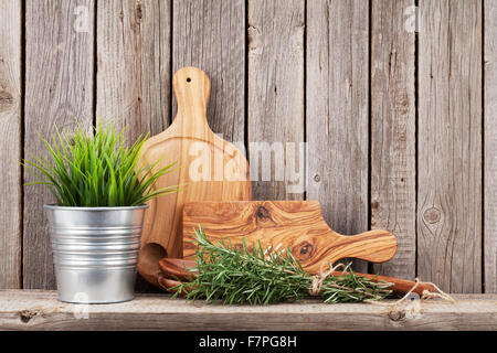 Outils de cuisson et d'herbes sur la tablette en face de mur en bois avec copie espace Banque D'Images