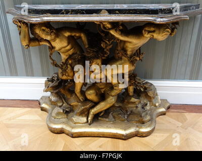 Doré et sculpté Table Console en pin d'Italie. En date du 18e siècle Banque D'Images