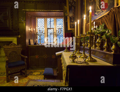 La chapelle de Baddesley Clinton, Warwickshire, à la chandelle, en regardant vers l'autel. Le prix a été créé dans sa forme actuelle par Thomas Ferrers en 1940, basé sur des photos de 1875. Peinture le retable, LE CHRIST AU Jardin de Gethsémani, par Rebecc Banque D'Images