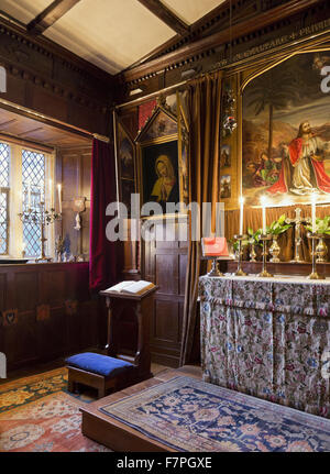 La chapelle de Baddesley Clinton, Warwickshire, à la chandelle, en regardant vers l'autel. Le prix a été créé dans sa forme actuelle par Thomas Ferrers en 1940, basé sur des photos de 1875. Peinture le retable, LE CHRIST AU Jardin de Gethsémani, par Rebecc Banque D'Images