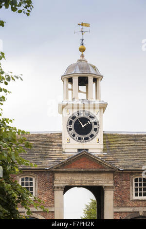 La Grande Horloge et coupole au-dessus de l'Coach-House, Dunham Massey, Cheshire. Banque D'Images