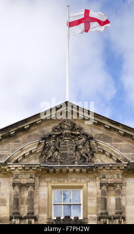 St George's flag flying au-dessus de la maison à Dunham Massey, Cheshire. Banque D'Images