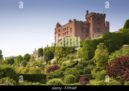 Vue sur Château de Powis, perché au-dessus de ses jardins en terrasses, Powys, Pays de Galles, en août. Banque D'Images