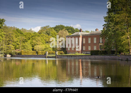 Vue de la façade nord de Dunham Massey, Cheshire, avec les douves à l'avant-plan. Banque D'Images