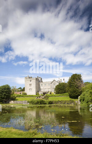 Sur le lac au sud-est avant de Sizergh Castle, Cumbria, en juin. Banque D'Images