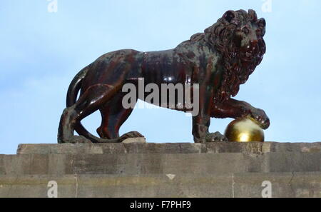 Lion de pierre qui gardaient la porte d'Alexandra Park à Bath, en Angleterre. Le parc a été ouvert en 1902 pour commémorer le couronnement d'Édouard VII, et nommé en l'honneur de la reine Alexandra Banque D'Images