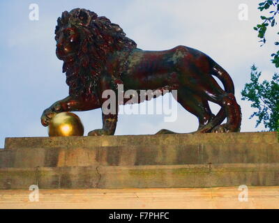 Lion de pierre qui gardaient la porte d'Alexandra Park à Bath, en Angleterre. Le parc a été ouvert en 1902 pour commémorer le couronnement d'Édouard VII, et nommé en l'honneur de la reine Alexandra Banque D'Images