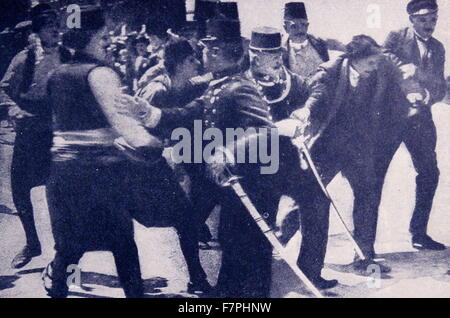 Arrestation de Gavrilo Princip, un Serbe de Bosnie qui a assassiné l'archiduc François-Ferdinand d'Autriche et son épouse, Sophie à Sarajevo le 28 juin 1914 Banque D'Images