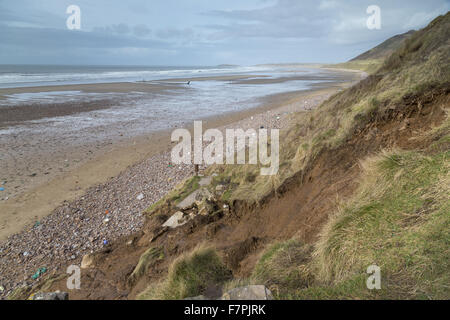 Vue de la tempête-endommagée falaises et plage de Rhossili Bay, Gower, Swansea, Pays de Galles, photographié ici en février 2014. Une partie de la falaise s'est effondré le 22 janvier 2014 à la suite de l'érosion causée par de puissantes ondes de tempête. Banque D'Images