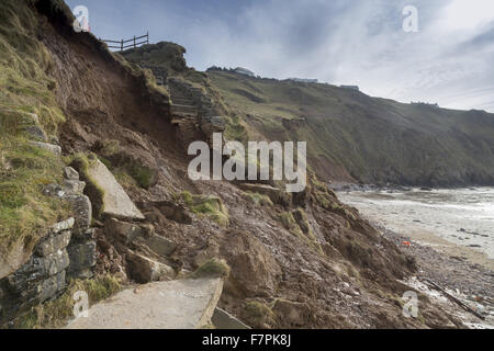 Vue de la tempête-endommagée falaises, étapes et plage de Rhossili Bay, Gower, Swansea, Pays de Galles, photographié ici en février 2014. Une partie de la falaise s'est effondré le 22 janvier 2014 à la suite de l'érosion causée par de puissantes ondes de tempête. Banque D'Images