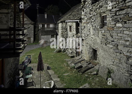 Nuit dans un village rural de la vallée de la Verzasca Sonogno Banque D'Images