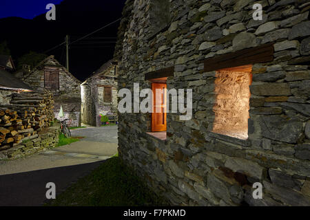 Nuit dans un village rural de la vallée de la Verzasca Sonogno Banque D'Images