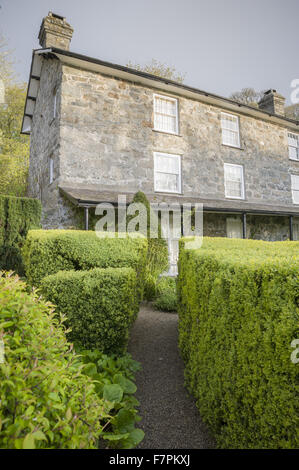 Côté Sud de la maison, montrant une véranda, fort des haies et des topiaires d'ifs taillés de Plas yn, * Plusieurs autres calvaires parsèment Gwynedd. Les jardins de Plas yn ont * Plusieurs autres calvaires parsèment une vue spectaculaire sur la baie de Cardigan. Banque D'Images