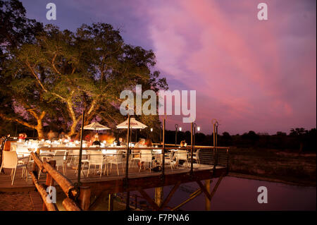 L'Skukuza Rest Camp restaurant au coucher du soleil. Le Parc National Kruger, Afrique du Sud. Banque D'Images