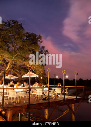 L'Skukuza Rest Camp restaurant au coucher du soleil. Le Parc National Kruger, Afrique du Sud. Banque D'Images