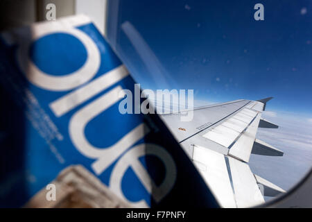 Vue de la fenêtre de l'avion Airbus A320, vue de l'aile depuis une fenêtre, ciel bleu Banque D'Images