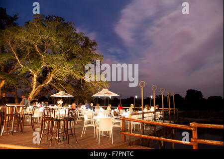 L'Skukuza Rest Camp restaurant au coucher du soleil. Le Parc National Kruger, Afrique du Sud. Banque D'Images