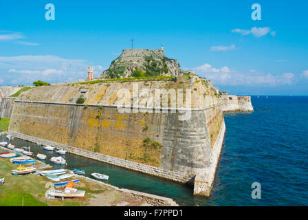 Contrafossa, canal en face de la vieille forteresse, la ville de Corfou, îles Ioniennes, Grèce Banque D'Images