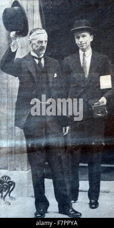 Neville Chamberlain, Premier ministre britannique en 1938 avec Alexander Douglas-Home, son aide parlementaire (plus tard, le premier ministre conservateur britannique) Banque D'Images