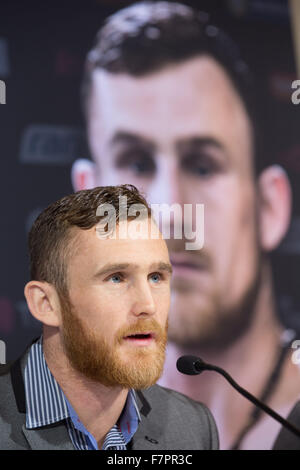 Hambourg, Allemagne. 09Th Dec, 2015. Boxeur irlandais Dennis Hogan parle au cours d'une conférence de presse à Hambourg, Allemagne, 02 décembre 2015. Jack l'Allemagne Culcay est due à l'Irlande face Dennis Hogan dans un monde super-légers WBA super combat le 05 décembre 2015. Photo : CHRISTIAN CHARISIUS/dpa/Alamy Live News Banque D'Images