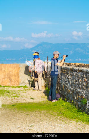Les touristes asiatiques, sur le dessus de la Nouvelle forteresse, la ville de Corfou, îles Ioniennes, Grèce Banque D'Images
