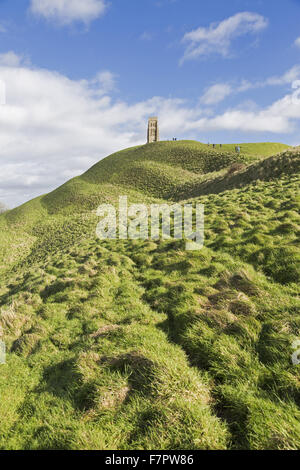 Avis de Tor de Glastonbury, dans le Somerset. La tour au sommet est la seule partie restante de l'église de St Michel, qui a été construit au xve siècle. Banque D'Images