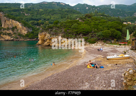 La plage d''Agios Petros, Palaiokastritsa, Paleokastritsa, Corfou ouest, Kerkyra, îles Ioniennes, Grèce Banque D'Images
