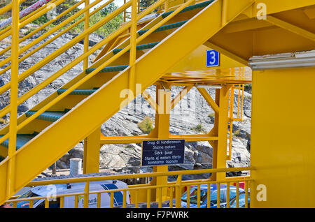 Panneau d'avertissement sur un ferry entre skerries près de Lysekil, Bohuslan, Sweden. Banque D'Images