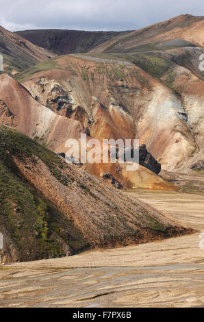 Paysage volcanique avec des formations de rhyolite de Fjallabak, région du sud de l'Islande. Banque D'Images