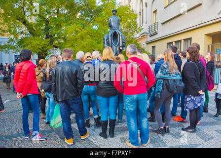 Visite guidée de groupe touristique, en face de Kafka monument, près de synagogue Espagnole, Josefov, Prague, République Tchèque Banque D'Images