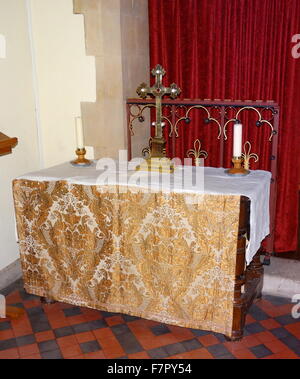 Autel portant au St Michael and All Angels église anglicane, dans Hughenden, Buckinghamshire, Angleterre. Étroitement associée à la proximité de Hughenden Manor et l'ancien Premier ministre britannique Benjamin Disraeli, qui est enterré dans le cimetière. Banque D'Images