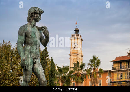 Davis statue , Promenade du Paillon, Tour Ste-anne , tour de l'horloge, vieille ville, Nice - France Banque D'Images