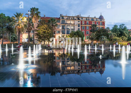 Promenade du Paillon fontaine miroir de l'eau dans le centre-ville au crépuscule Banque D'Images