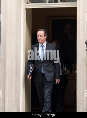 Londres, Royaume-Uni. 2e décembre 2015. Le Premier ministre britannique, M. David Cameron au 10 Downing Street, quitte sa résidence officielle, de prendre part au débat dans le Parlement du Royaume-Uni sur les grèves de l'air syrienne Crédit : Ian Davidson/Alamy Live News Banque D'Images