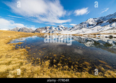Le lac bleu à haute altitude dans un environnement non contaminé une fois couverte par les glaciers. La réflexion de majestueux sommets mountain vues Banque D'Images