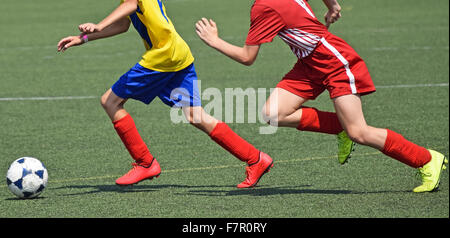 Les jeunes joueurs de soccer en action Banque D'Images